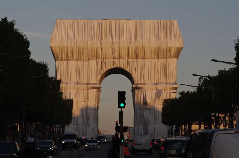 dornier_christo_den_arc_de_triomphe_1.jpg__992x0_q80_crop_subsampling-2_upscale.jpg